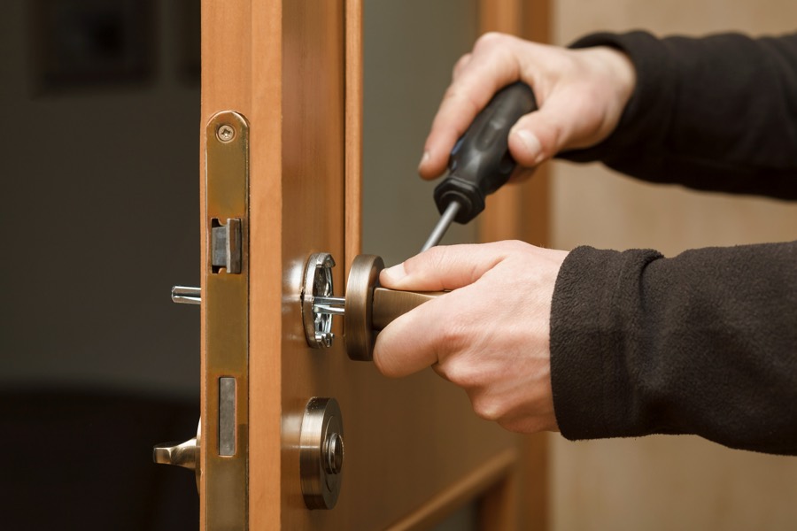 Changement d'une poignée de porte au tournevis