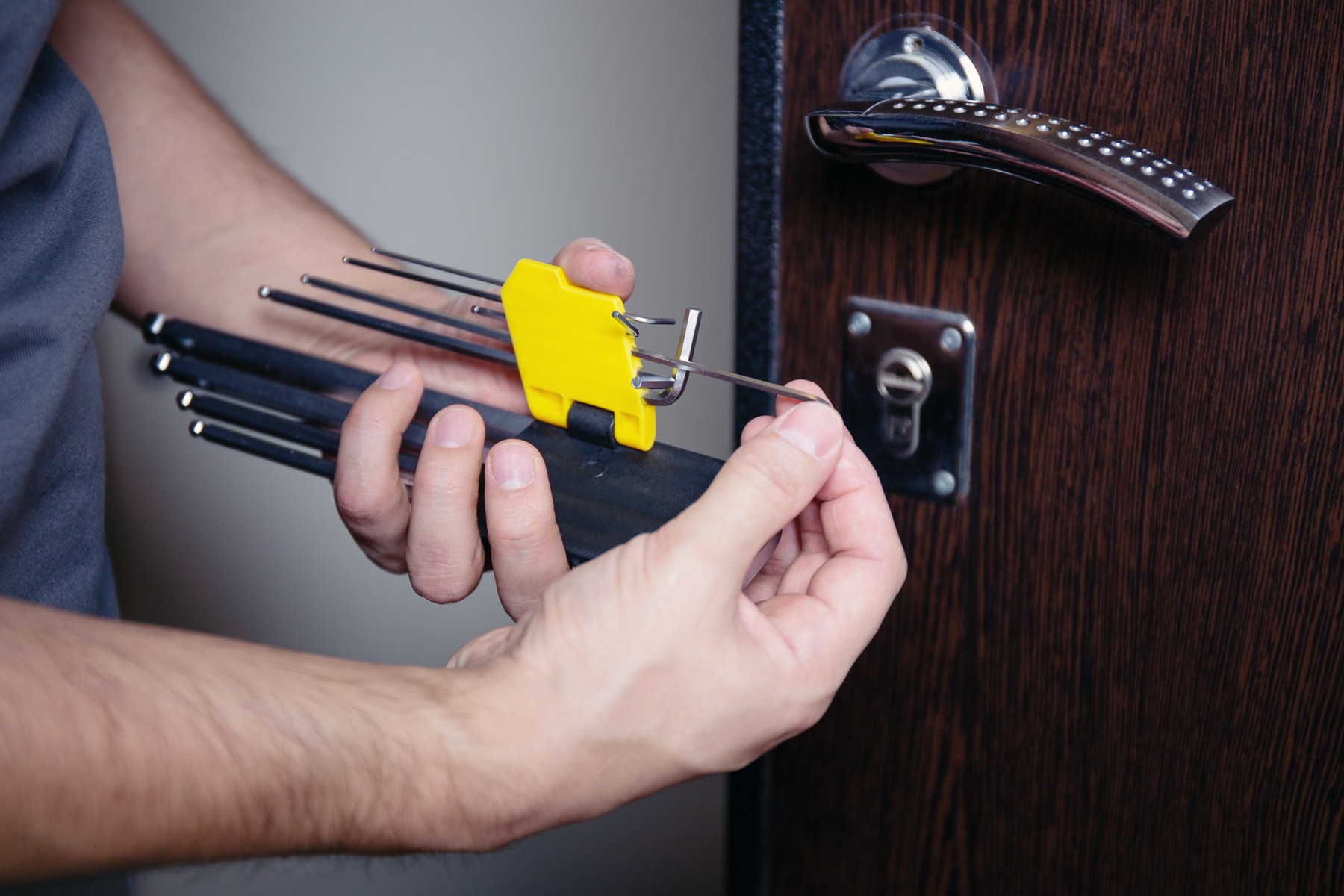 Ouverture d'une porte claquée avec des outils de crochetage, sans casse