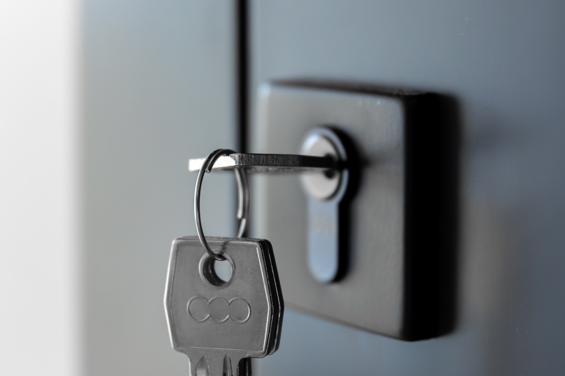 Cylindre de serrure de sécurité neuf avec clés sur une porte d'entrée